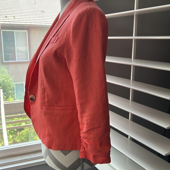 Adorable coral blazer with floral lining, size small. - Picture 6 of 8